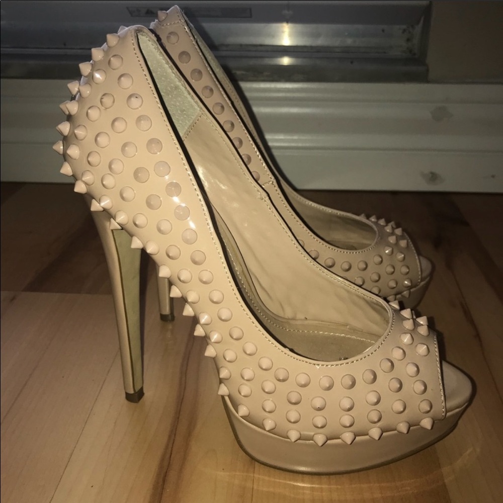 Steve Madden nude studded pumps